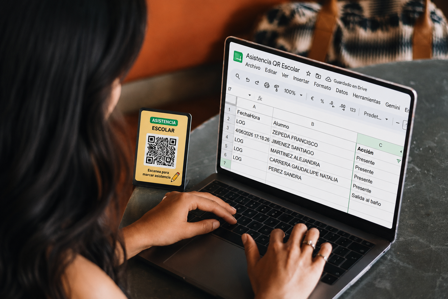 Reporte de asistencia en Excel en laptop